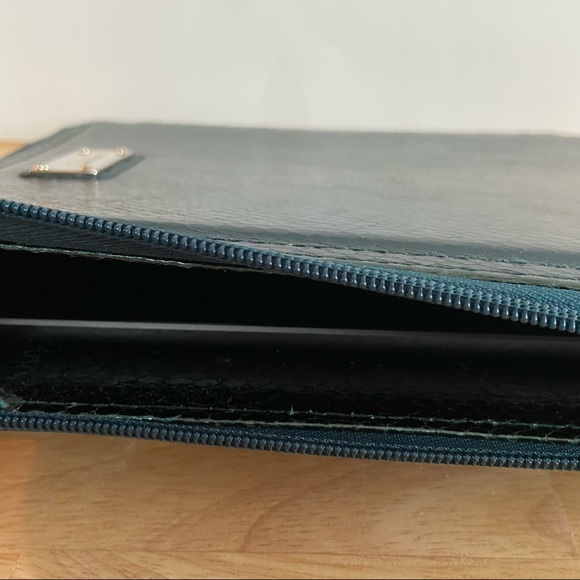 Nine West Emerald Green Metallic Snakeskin Zip IPad Cover - Picture 10 of 12